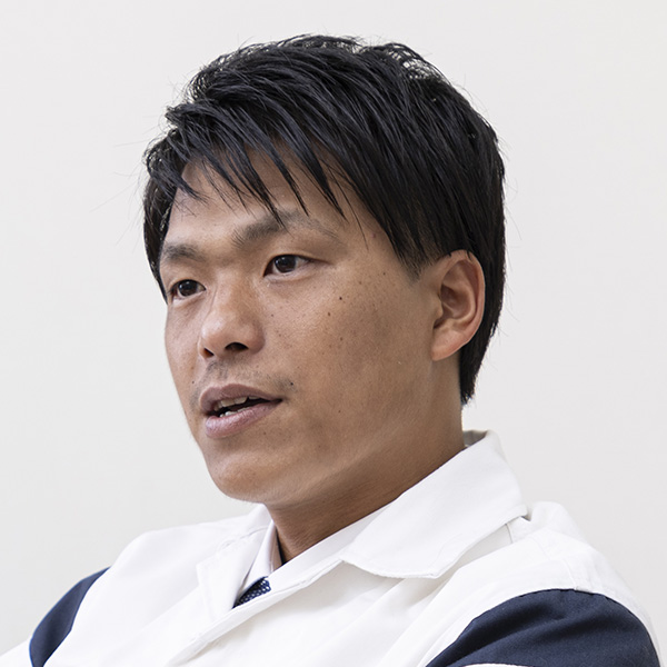 Photo of Komori, who is in charge of design and appearance finishing